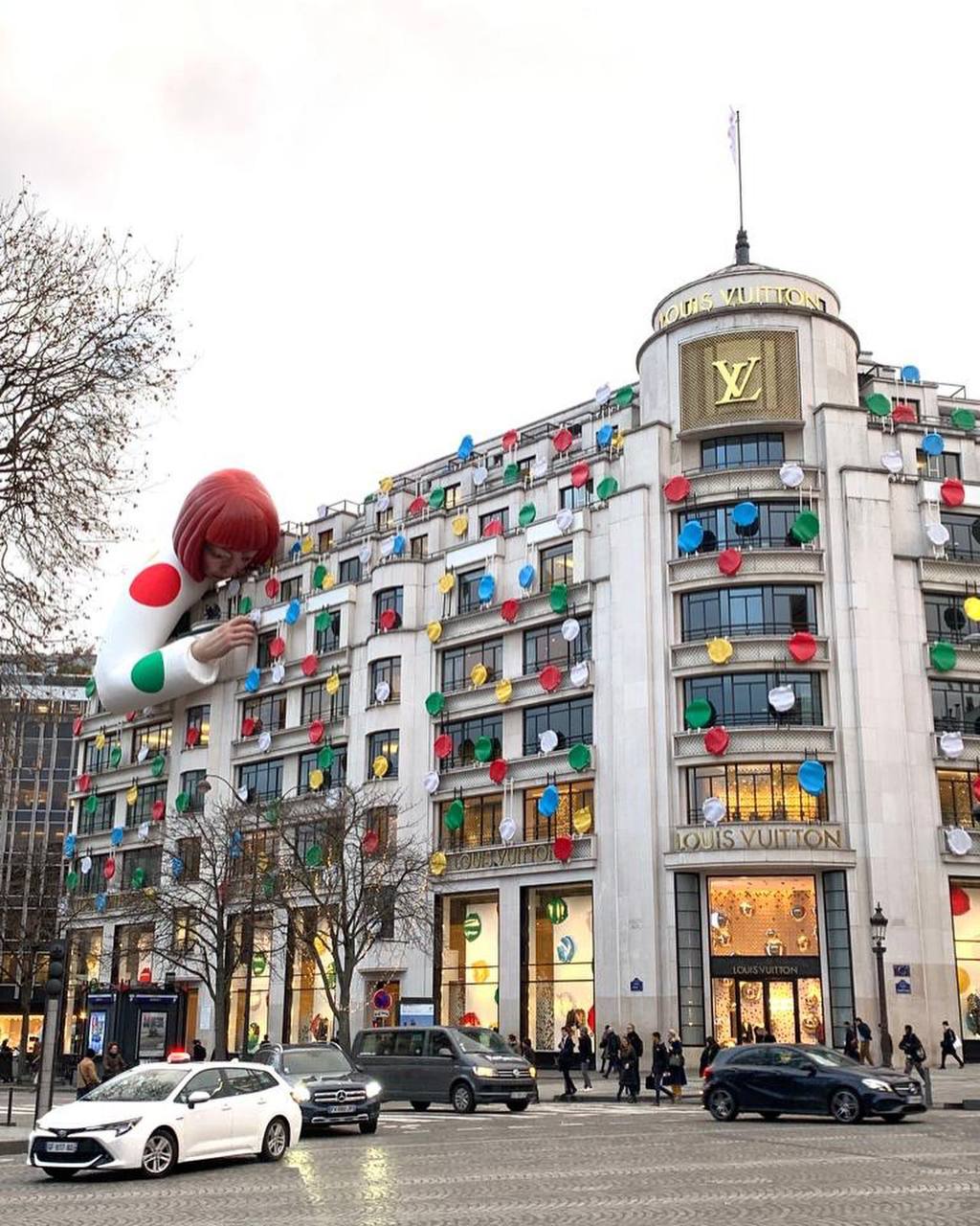 Louis Vuitton продолжает во всю эксплуатировать образ японской художницы Яёй Кусама.
