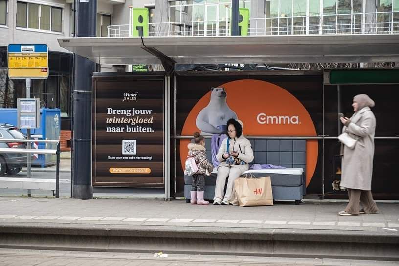 Голландский (хотя теперь правильно говорить нидерландский) JCDecaux вот так забрендировал остановки в Роттердаме.