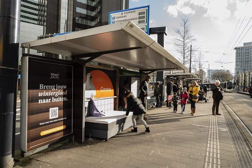 Голландский (хотя теперь правильно говорить нидерландский) JCDecaux вот так забрендировал остановки в Роттердаме.
