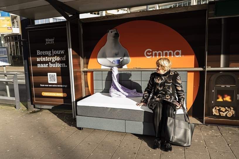 Голландский (хотя теперь правильно говорить нидерландский) JCDecaux вот так забрендировал остановки в Роттердаме.