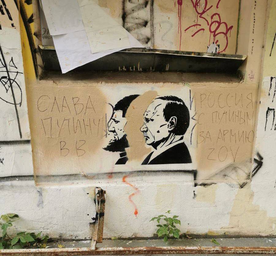 ...Трое негритят в зверинце оказались,
