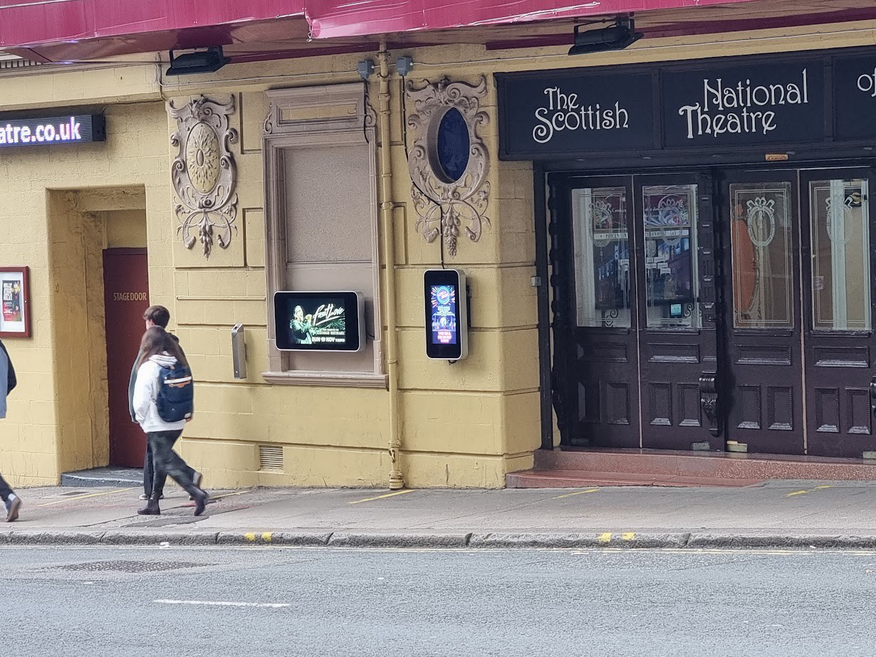 А вот варьете, пардон, The Scottish National Theatre of Variety, заморачиваться вообще не стало и просто пришлепнуло на стену несколько экранчиков.