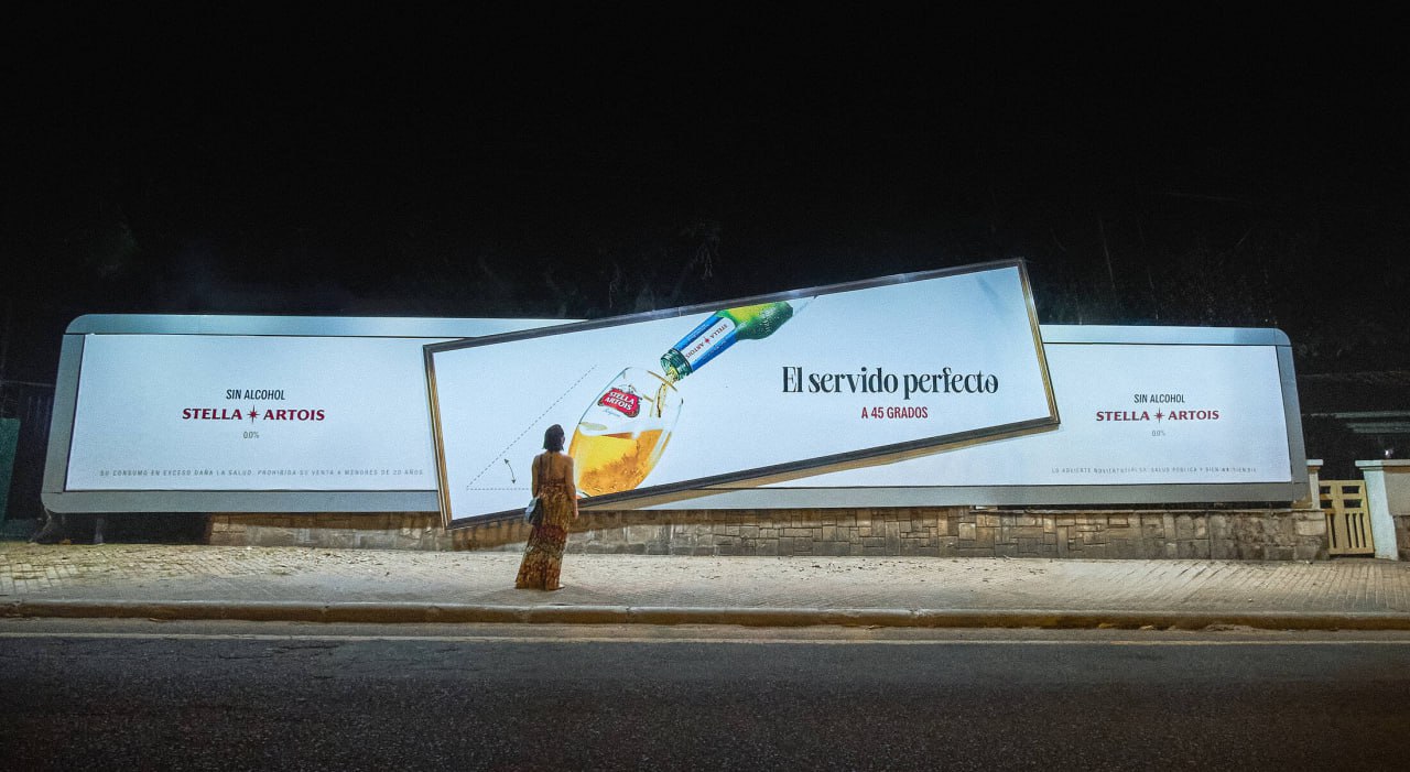С помощью размещенной под наклоном рекламы Stella Artois напоминает, что разливать его рекомендуется в классические пивные бокалы, которые держат…