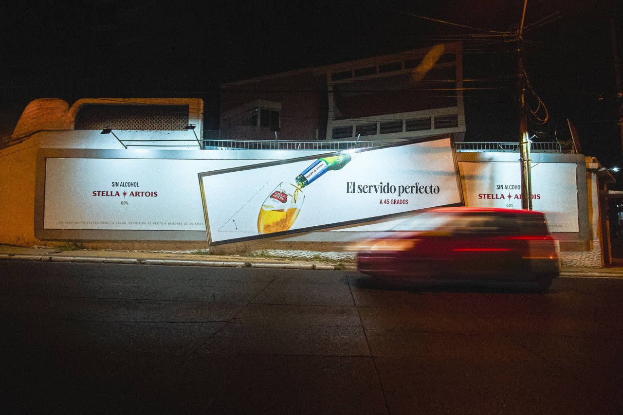 С помощью размещенной под наклоном рекламы Stella Artois напоминает, что разливать его рекомендуется в классические пивные бокалы, которые держат…
