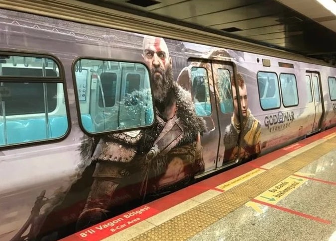 Реклама игры God of War Ragnaroks в метро Нью-Йорка (первый 4 фото), Стамбула (пятое) и Мумбаи (последние).