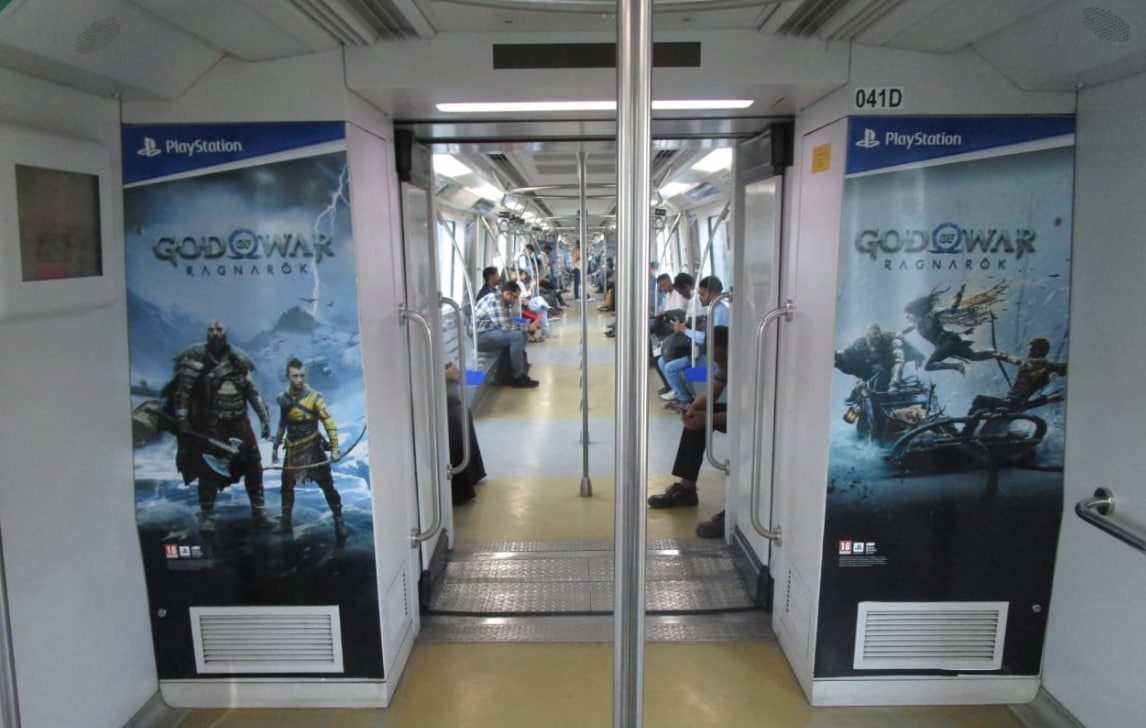 Реклама игры God of War Ragnaroks в метро Нью-Йорка (первый 4 фото), Стамбула (пятое) и Мумбаи (последние).