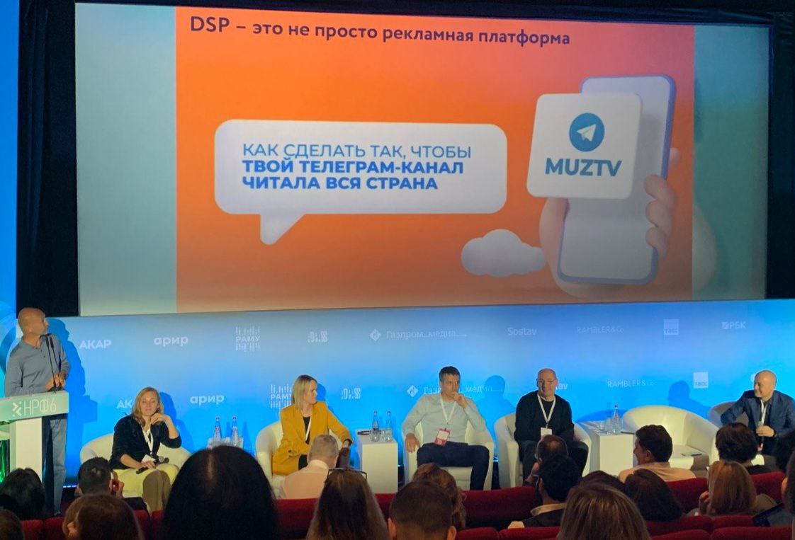 В приятной компании на сцене.
